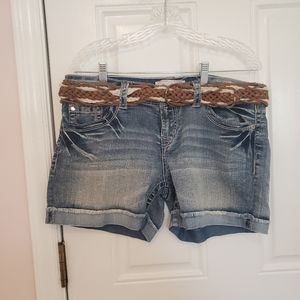 No boundaries Women's Jean shorts with belt. Size 15